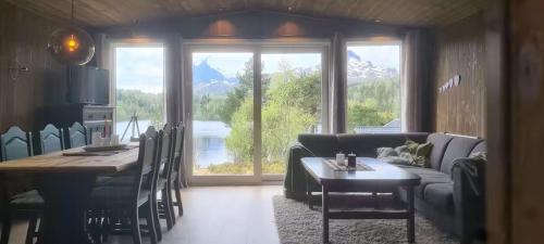 Зовнішній вигляд готелю, Renovated Cabin By Lake Djupedal in Бігстад