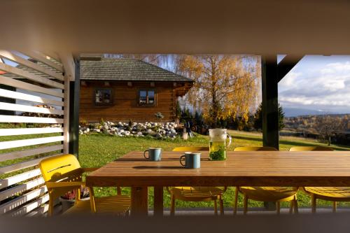 Slow Mountain Family Base - Spacious 2BR Apartment, 2 Bath, Sleeps 8 with Mountain View and Backyard in Ļiptovska Kokava