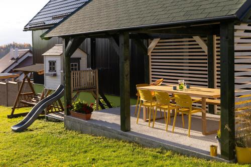 Slow Mountain Family Base - Spacious 2BR Apartment, 2 Bath, Sleeps 8 with Mountain View and Backyard in Ļiptovska Kokava