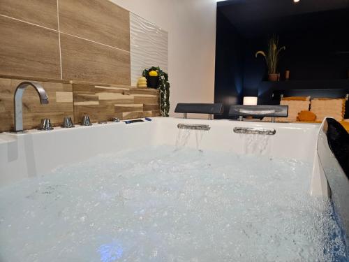 Hot tub, Escale dans un Cocon Spa Privatif & Design, petit dejeuner compris in Salome (Nord-Pas-de-Calais)