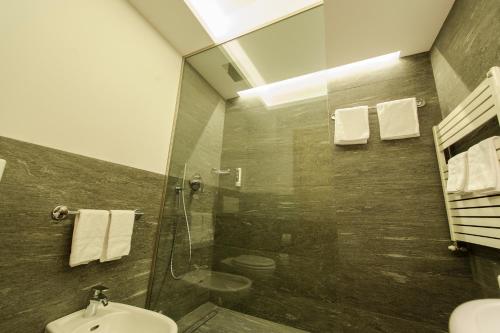 2 twin beds