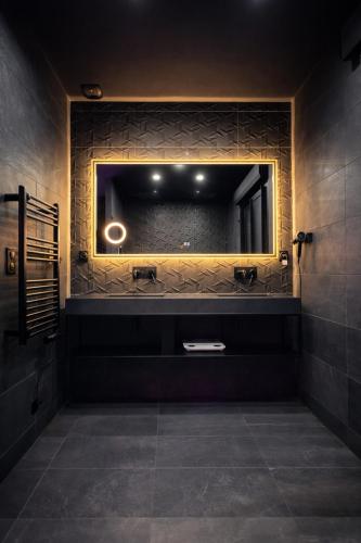 Vannas istaba, Villa design, piscine chauffée et jacuzzi (Villa design, piscine chauffee et jacuzzi) in Duzī