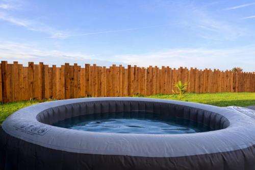 Karstais baseins, Villa design, piscine chauffée et jacuzzi (Villa design, piscine chauffee et jacuzzi) in Duzī