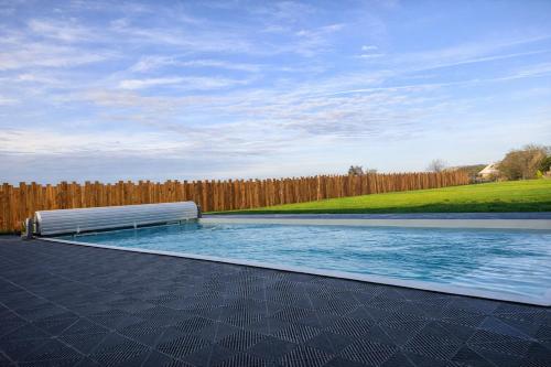 Skats, Villa design, piscine chauffée et jacuzzi (Villa design, piscine chauffee et jacuzzi) in Duzī
