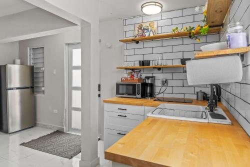 Cozy 4 Guest Apt with Air Conditioning, Free Parking & Wi-Fi in 케롤라이나