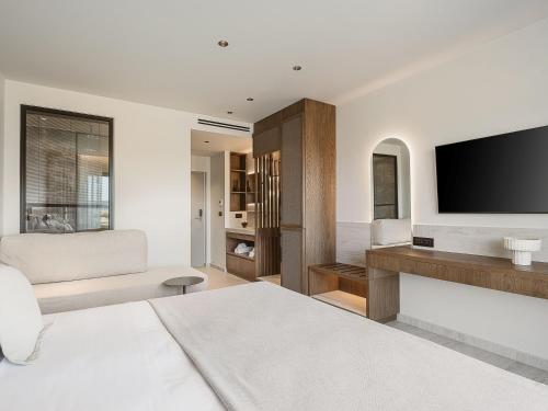 2 twin beds, 1 sofa bed