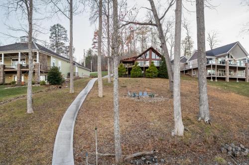 Norris Lake Cabin | Dock + Games in Rocky Top (TN)