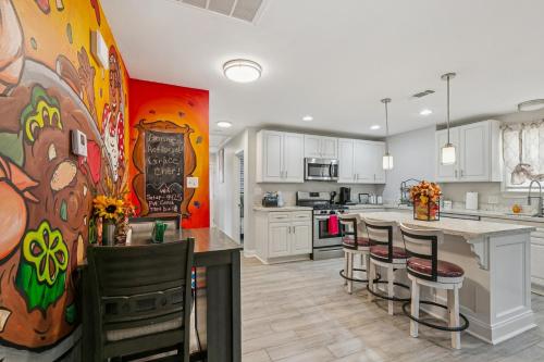 New Orleans 3BR | Murals + BBQ, Near Ferry – khách sạn tại Algiers
