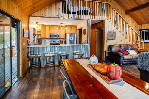 Norris Lake Cabin | Dock + Games in Rocky Top (TN)