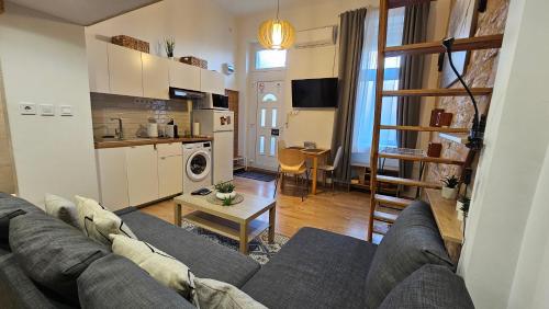 Central Apartman next to the Metro Line 4 - image 7