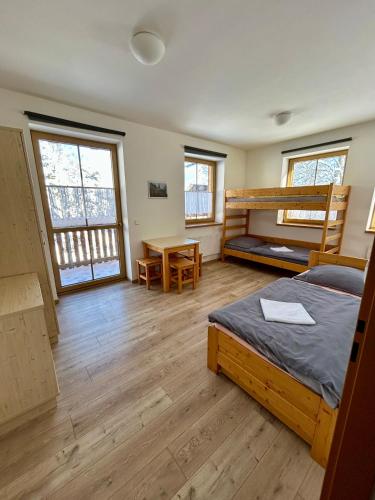 Útulný apartmán s balkonem na Šumavě v malebné vesničce Prášily (Utulny apartman s balkonem na Sumave v malebne vesnicce Prasily) in ปาเซกา