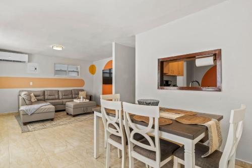Perfect Group Retreat for 10 Near Beach & Airport in Carolina