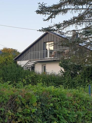 Ruhige Dachgeschosswohnung mit kleiner Sauna, Balkon, Aussicht in Bergen (Bavaria)