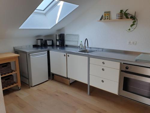 Ruhige Dachgeschosswohnung mit kleiner Sauna, Balkon, Aussicht in Bergen (Bavaria)
