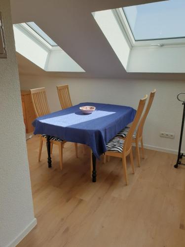 Ruhige Dachgeschosswohnung mit kleiner Sauna, Balkon, Aussicht in Bergen (Bavaria)