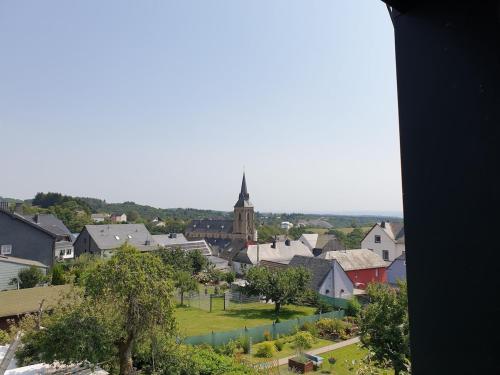 Ruhige Dachgeschosswohnung mit kleiner Sauna, Balkon, Aussicht in Bergen (Bavaria)