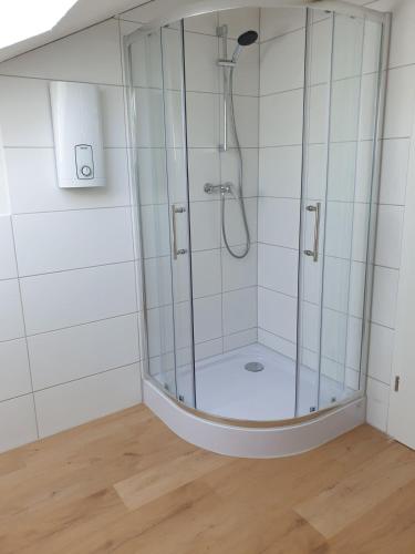 Ruhige Dachgeschosswohnung mit kleiner Sauna, Balkon, Aussicht in Bergen (Bavaria)