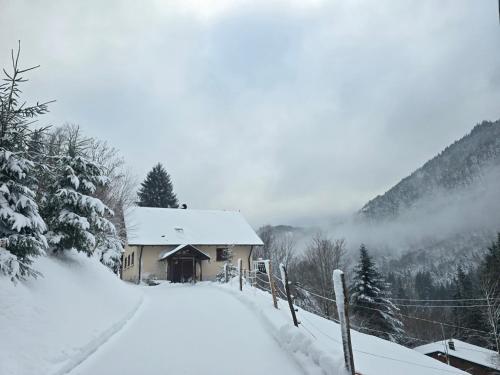 Skats, Maison nature et calme - 3 chambres - Vue montagne in Mitlaša