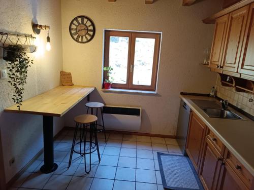 virtuve, Maison nature et calme - 3 chambres - Vue montagne in Mitlaša