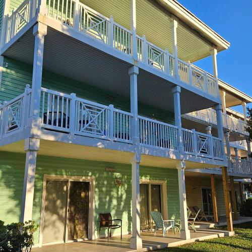 2 bed 2 bath bimini bay condo steps from beach pool clubhouse in Μπίμινι