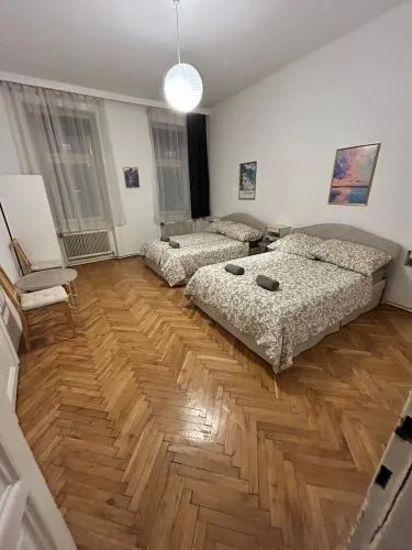 Long-Term Central 120m2 Old School Apartment in Wien, Österreich