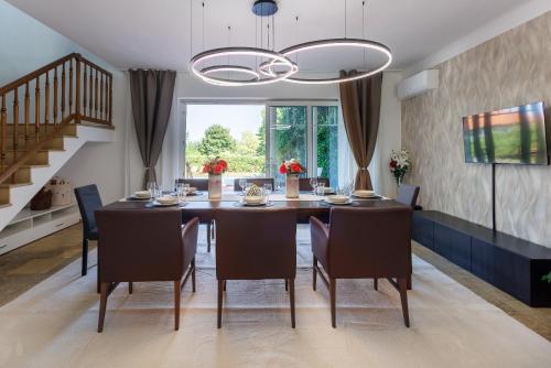 Luxury House with Pool, Garden, AC & Sauna in Perchtoldsdorf