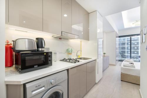 Free housekeeping visits during your stay - StayShort - Trendy Studio in Meydan that is Ideal for 4  in Nad Al Sheba