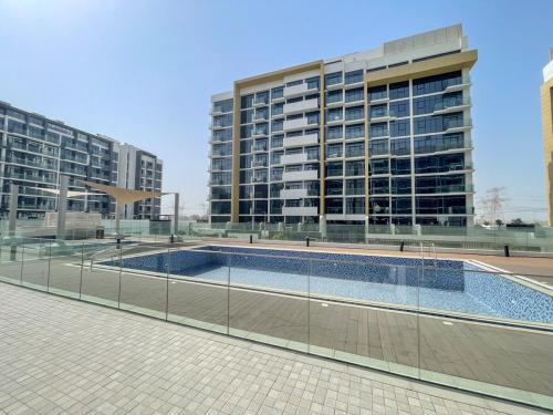 Uima-allas, Free housekeeping visits during your stay - StayShort - Trendy Studio in Meydan that is Ideal for 4  in Nad Al Sheba