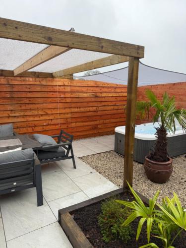 Couples Luxury Holiday Let with Hot Tub Dorset with outdoor seating and a BBQ in 霍頓