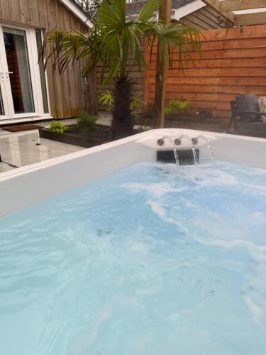 Couples Luxury Holiday Let with Hot Tub Dorset with outdoor seating and a BBQ in 霍頓