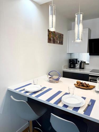 кухня, Modern family apartment 6 pax - Free Parking - Paris in Сан-Клюд