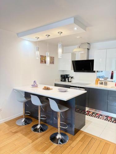 кухня, Modern family apartment 6 pax - Free Parking - Paris in Сан-Клюд