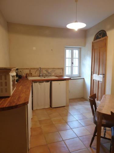 virtuve, Studio, chambre d'hôtes dans mas provençal (Studio, chambre d'hotes dans mas provencal) in Sauzet (Rhone-Alpes)