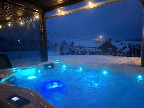 Karstais baseins, Chalet charme et bien-être Jacuzzi et nature près de Durbuy (Chalet charme et bien-etre Jacuzzi et nature pres de Durbuy) in Villers-Sent-Ģetrtūde