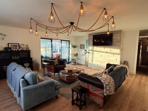 Shore Lodge Beachfront Escape, Sleeps 8, 4BR gîte à louer Trusthorpe Overfalls