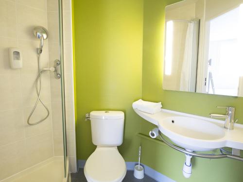 B&B Hotel Auxerre Moneteau B&B Hôtel Auxerre Monéteau is conveniently located in the popular Moneteau area. Featuring a satisfying list of amenities, guests will find their stay at the property a comfortable one. Service-mind