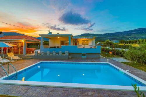 Ana-Lea Holiday house with private pool near Split – khách sạn tại Rudine