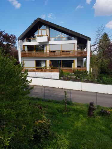 helle, große Ferienwohnung mit Marmorboden – khách sạn tại Bad Cannstatt