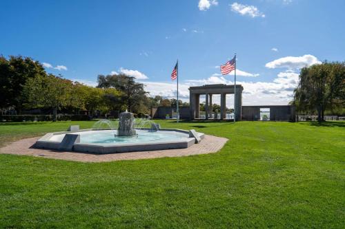 Sprawling Southampton Home: Private Pool - image 9