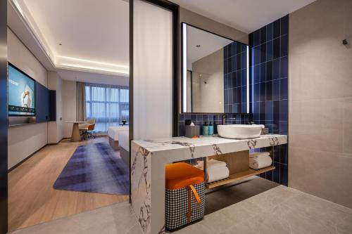 room detail thumbnail 2