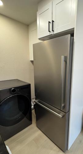 Modern Central Sac Stay, Near DT & Cal Expo, Free Parking, Unit A in Woodlake
