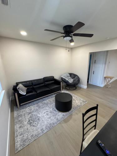 Modern Central Sac Stay, Near DT & Cal Expo, Free Parking, Unit A in Woodlake