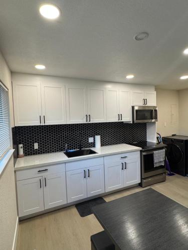 Konyha, Modern Central Sac Stay, Near DT & Cal Expo, Free Parking, Unit A in Woodlake