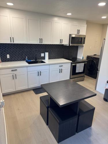 Konyha, Modern Central Sac Stay, Near DT & Cal Expo, Free Parking, Unit A in Woodlake