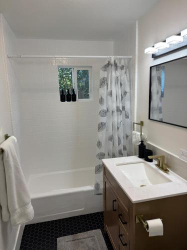 Fürdőszoba, Modern Central Sac Stay, Near DT & Cal Expo, Free Parking, Unit A in Woodlake