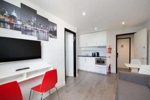 Imperial Court Suites - image 4