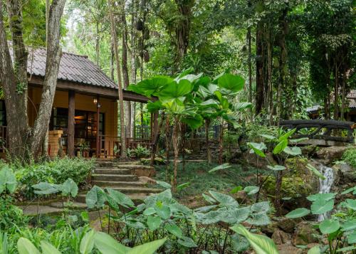 הסביבה הקרובה, Home Phutoey River Kwai in קנצ'נבורי