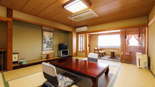 room detail thumbnail 1