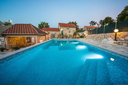Holiday house Buljanovi Dvori with private pool in Podbablje
