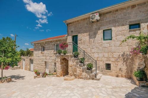 Holiday house Buljanovi Dvori with private pool in Podbablje